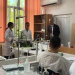 Ученици от Професионалната гимназия по химични и хранителни технологии в Пазарджик показаха умения, придобити в рамките на дуално обучение, по време на посещение на министъра на образованието и науката Красимир Вълчев в училището