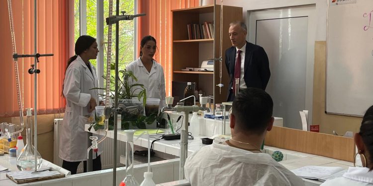 Ученици от Професионалната гимназия по химични и хранителни технологии в Пазарджик показаха умения, придобити в рамките на дуално обучение, по време на посещение на министъра на образованието и науката Красимир Вълчев в училището