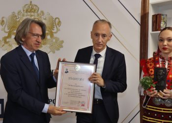 Министърът на образованието и науката Красимир Вълчев бе отличен от Съюза на народните читалища