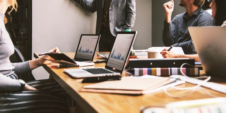 Цената на труда: Пазарни реалности, правни рамки и социални дилеми