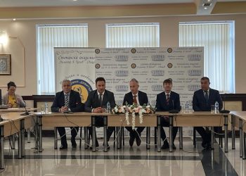 Висшите училища трябва да проведат стратегически разговори за своето бъдеще, да променят учебните програми и да формират повече умения у младите хора, които ще сменят по няколко професии занапред, заяви министър Красимир Вълчев