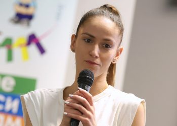 Лекари и известни спортисти разказват във видеоклипове, които ще бъдат разпространени във всички училища, за вредата от райския газ, вейповете и дизайнерската дрога