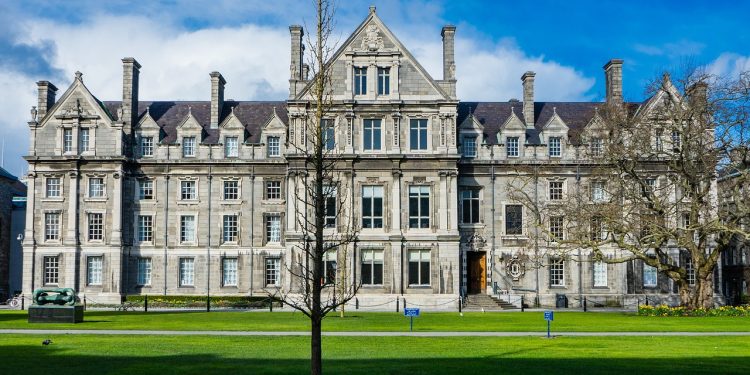 Конкурс за български лектор в „Тринити колидж“