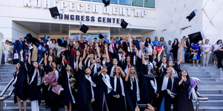 Първият випуск млади лекари от Бургаския държавен университет се дипломира