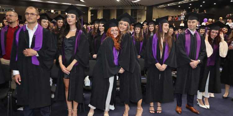 13 отличници във випуск 2025 на Факултета по дентална медицина към МУ – София