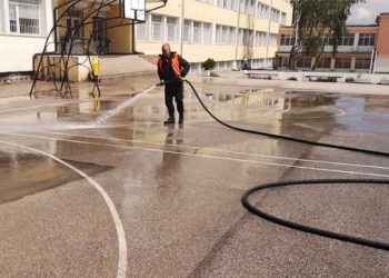 Мият дворовете на над 170 училища в София