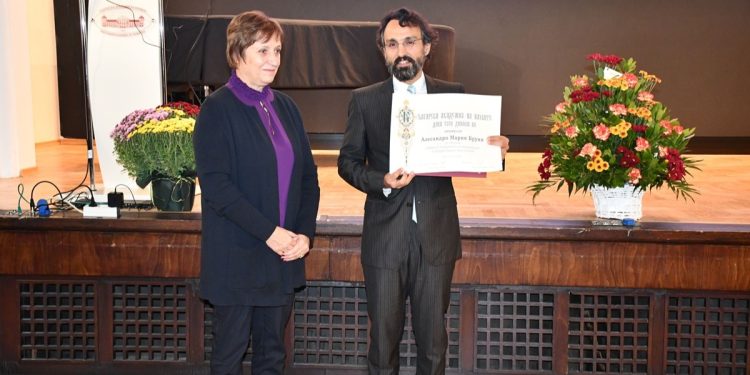 Изтъкнатият италиански българист проф. Бруни с диплома за чуждестранен член на БАН