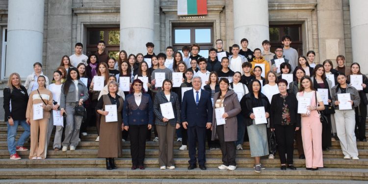 Ученици и учители с български произход от Молдова представиха в Русенския университет „Ангел Кънчев“ културна програма по повод 29 октомври – Деня на бесарабските българи