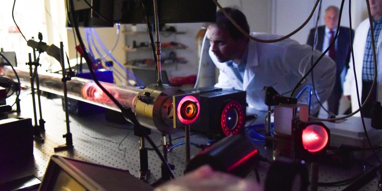 Министерството на иновациите и растежа ще подкрепи с 10 млн. лв. авангардно изследване на Института по физика на твърдото тяло (ИФТТ) към Българската академия на науките за лазерно индуциран управляем ядрен синтез