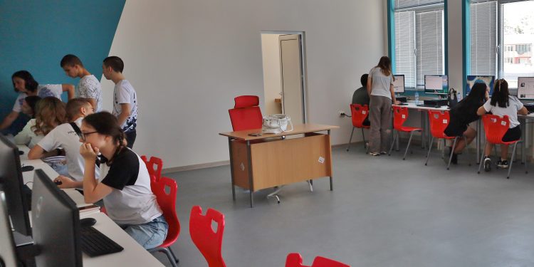 Предлагат 277 защитени и 946 средищни детски градини и училища