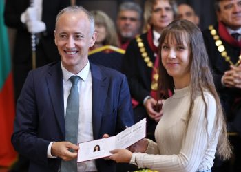 Близо 40% от учениците, удостоени с Национална диплома – пълните отличници с успех „6.00“ в средно образование и на двете задължителни матури, избират да продължат образованието си в Софийския университет „Св. Климент Охридски“. Това отбеляза министърът на образованието и науката Красимир Вълчев при откриването на новата академична година в най-старото висше училище в България