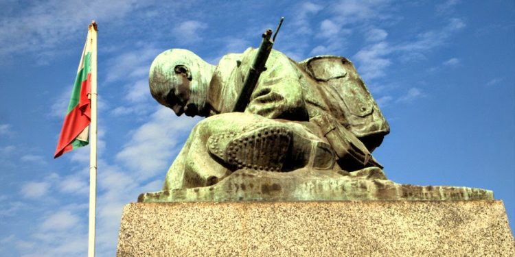 Скърбящият воин пази паметта на героите от 1885 г.