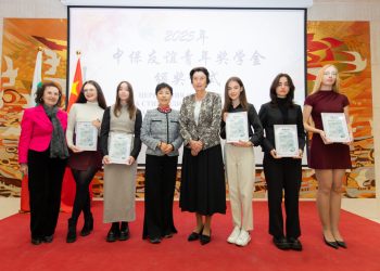 29 български ученици и студенти получиха стипендии от Китай