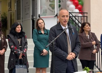 Министър Красимир Вълчев откри две обновени училища в Пещера