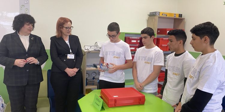 Таня Михайлова поздрави учениците от ПГ по механоелектротехника в Ловеч с открития нов STEM център