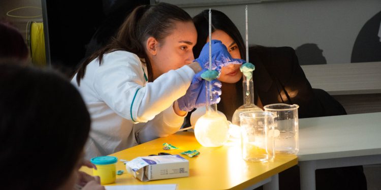 Ученици от столичното 23. СУ „Фредерик Жолио-Кюри“ представиха проект и изследвания за изграждане на еко хотел в новия STEM център по математика, информатика и природни науки