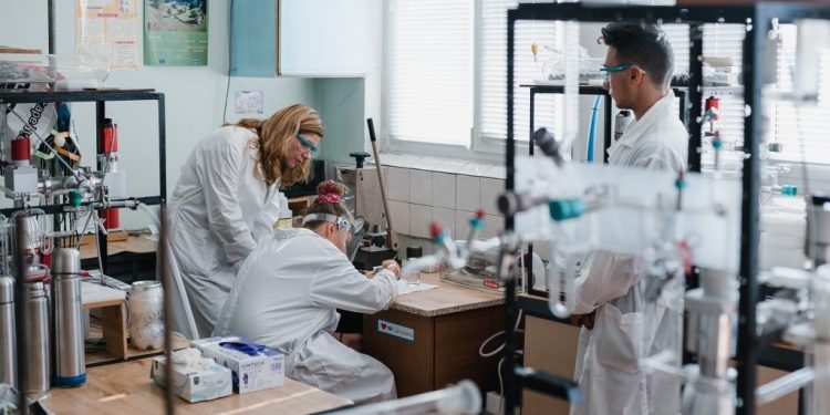 Държавата продължава подкрепата за млади учени