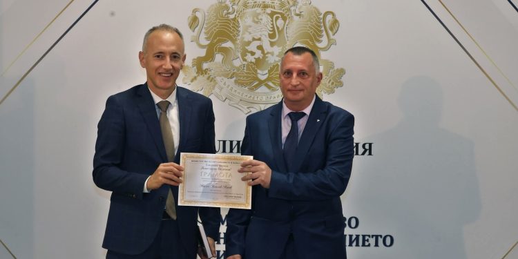 Помагаме на младите да намерят своя път, казва училищният психолог Милен Минев