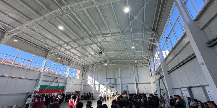 225 училища вече разполагат с обновени спортни площадки, а в други 126 дейностите по ремонт и модернизация са в ход, съобщи Пресцентърът на МОН