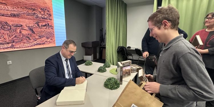 „Аз-буки“ представи и в Бургас „Стопанска история на българите в Османската империя“