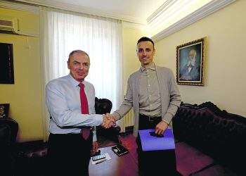 Обмислят салоните в училищата да не затварят след часовете