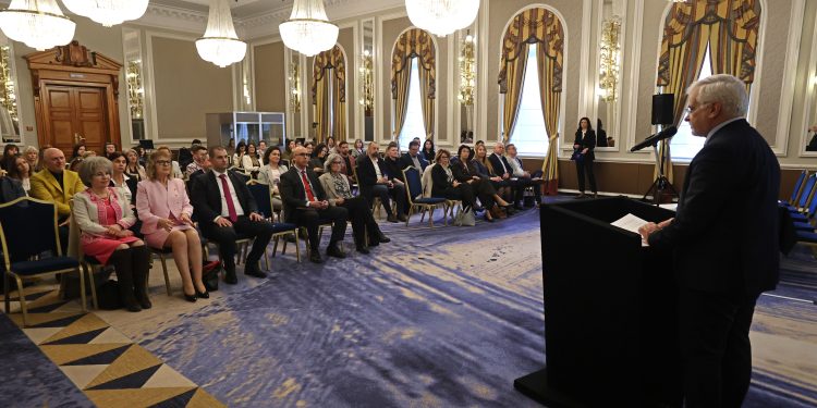 В български училища ще бъдат сформирани екипи от дигитални лидери – учители или други специалисти, които ще бъдат водещи в работата с информационни технологии и изготвянето на иновативни уроци