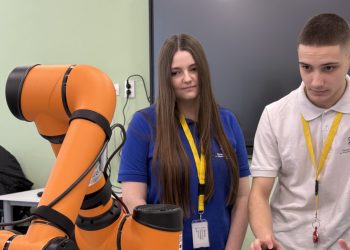 В Професионалната гимназия по компютърно програмиране и иновации в Бургас учениците се развиват чрез работа по реални проекти