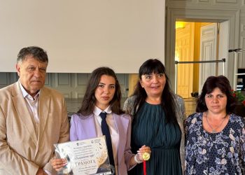 Ученици проследиха пътя на българското розово масло до Париж през Възраждането