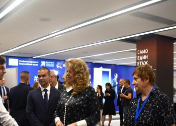 Предзидентът Йотова разгледа щандовете на институти на БАН