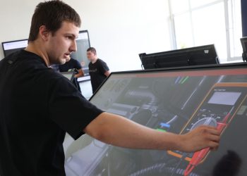 Снимка на броя: Професионалната гимназия по транспорт и енергетика „Хенри Форд“ откри Център за високи постижения и нова STEM зона
