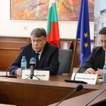 Министърът на образованието и науката проф. Георги Вълчев откри обновената зала 101 на Икономическия университет във Варна заедно с ректора на висшето училище проф. Евгени Станимиров