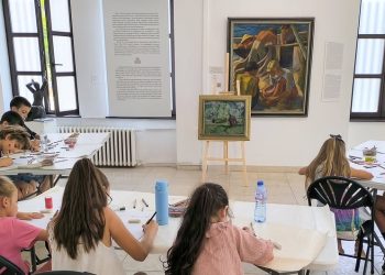 Учебният час по изобразително изкуство влиза в Градската художествена галерия във Варна